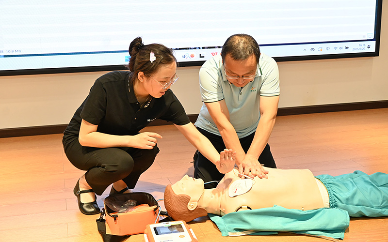 职工学习心肺复苏（CPR）及 AED 的使用。