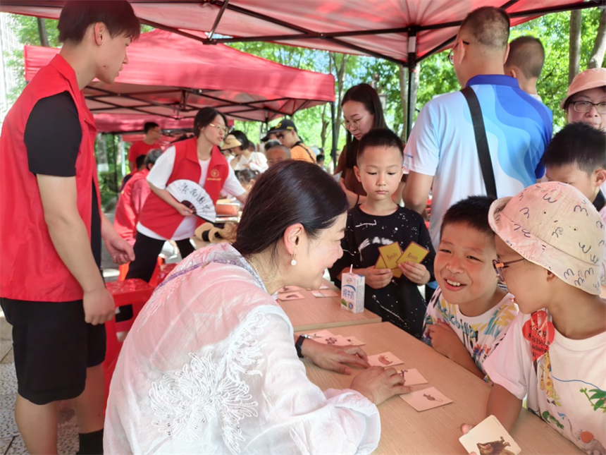 十六潭公園心理集市。王苒宇攝