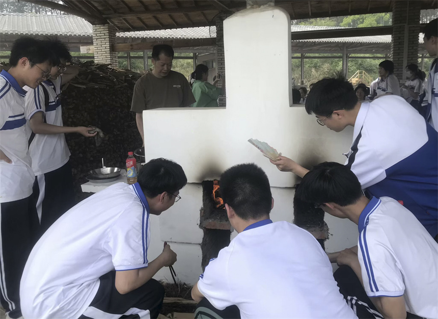 武漢黃陂一中學子“為國家所需，貢獻自我所能”