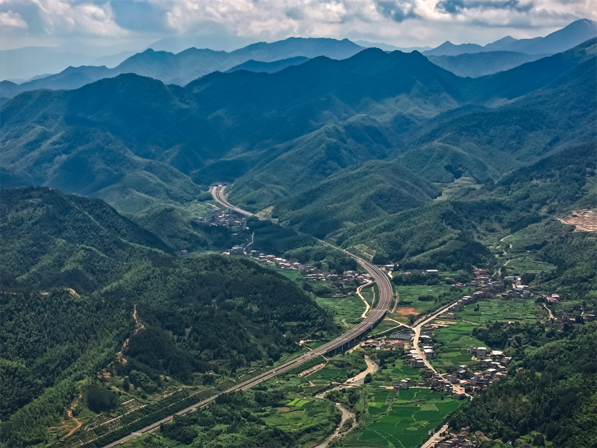 通山至武寧高速湖北段九宮山1號隧道。吳迪攝