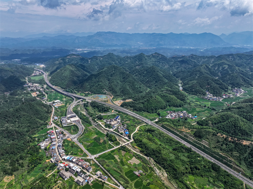 通山至武寧高速湖北段九宮山互通。吳迪攝