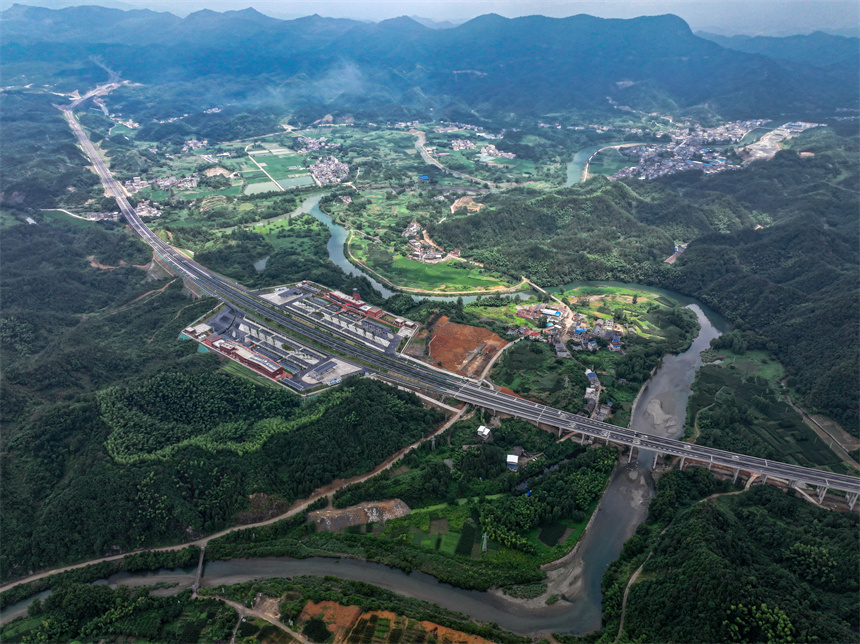 通山至武寧高速湖北段廈鋪服務區。吳迪攝