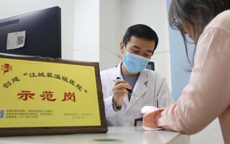 “江城最溫暖醫院”示范崗讓黨員醫護在服務一線立身為旗。