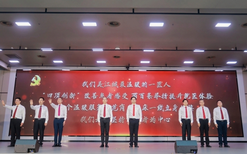 青年黨員醫生朗誦《我是一醫人，我是共產黨員》。