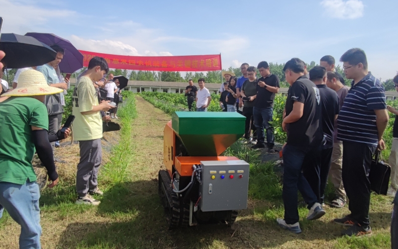智能开沟施肥机，可精准调节施肥深度与用量。