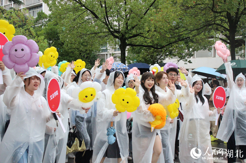 6月21日，華中農業大學文法學院學生參加畢業巡游。