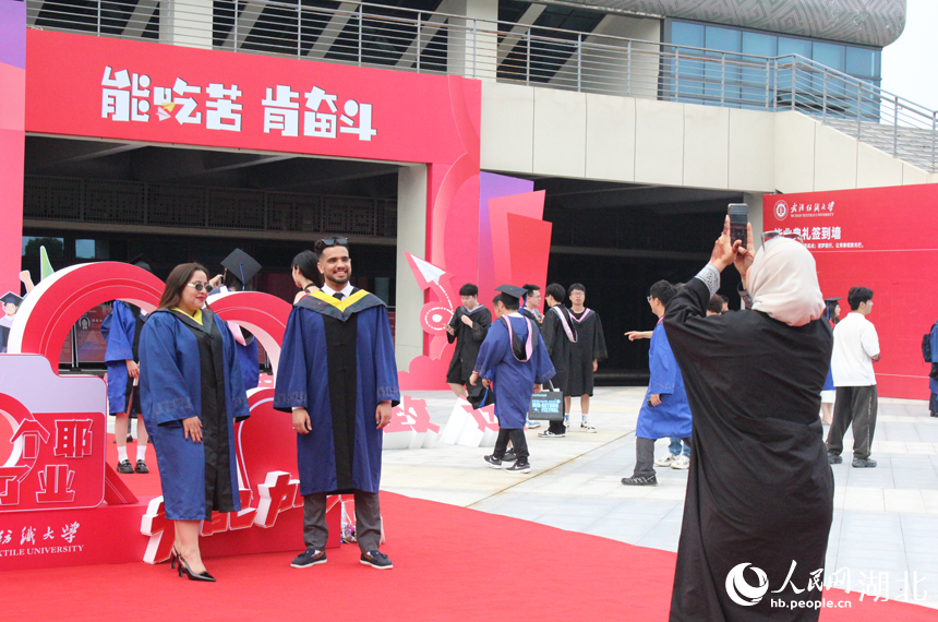6月12日，武汉纺织大学留学生合影留念。