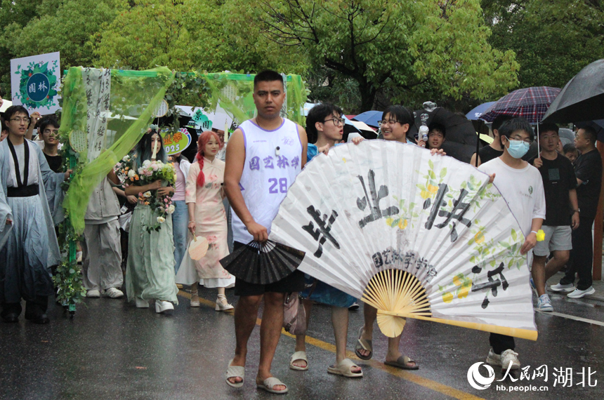 6月21日，華中農業大學園藝林學學院學生參加畢業巡游。