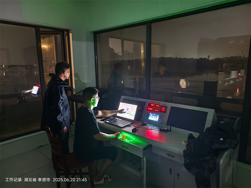 6月18日孝感水文花園站陽經緯正在操作設備。
