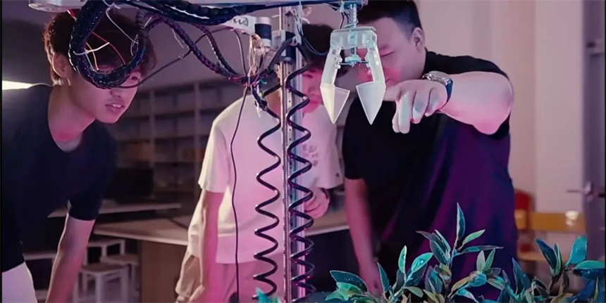 硒茶學院採茶機器人