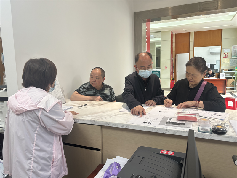 工作人员为办事群众提供现场指导服务。