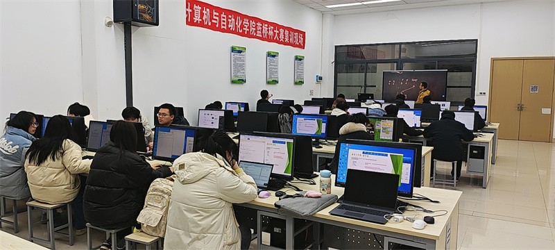 图为武汉工商学院学生参加“蓝桥杯”比赛集训。学校供图