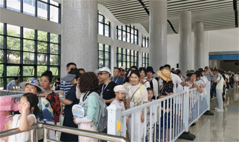 五龍河風景區等待檢票的游客排起了長隊。袁春艷攝