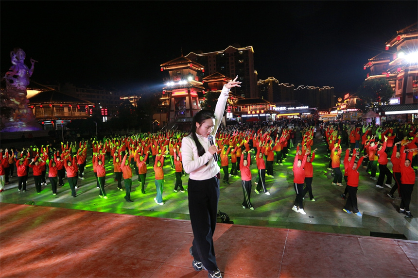 舞動夏夜！湖北竹山500名廣場舞愛好者"點燃"女媧廣場