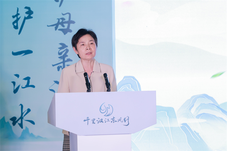 东风汽车党委副书记、工会主席刘艳红讲话。