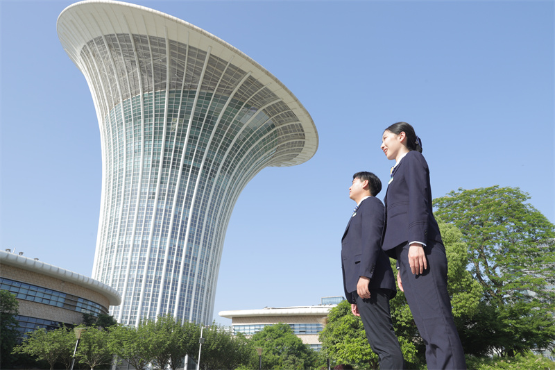 邮储银行湖北自贸试验区武汉片区支行客户经理走访高新技术企业，为企业制定金融服务方案。陈卉摄