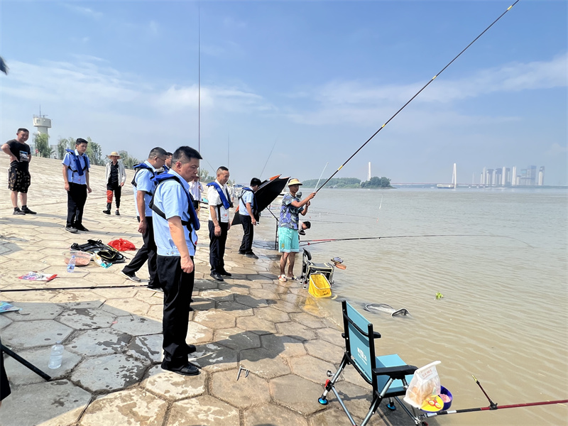 武漢漁政執法人員巡查長江沿岸釣魚現象。武漢市農業農村局供圖