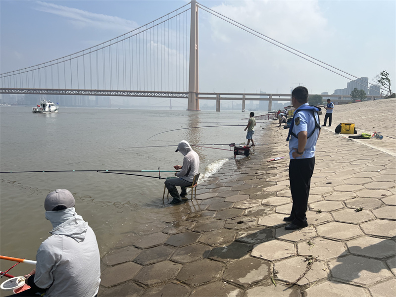 武漢漁政執法人員巡查長江沿岸釣魚現象。武漢市農業農村局供圖