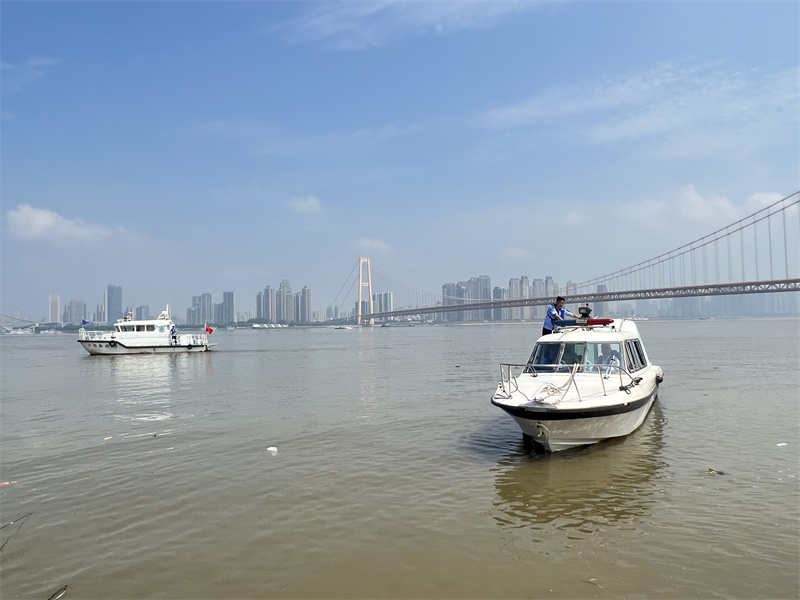 武漢漁政執法人員巡查長江沿岸釣魚現象。武漢市農業農村局供圖