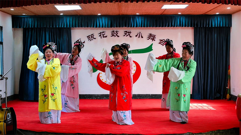 孔畈花鼓戲團正在表演戲曲。
