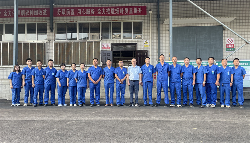 煙葉合作社專業化服務隊員合影。朱婉秋攝