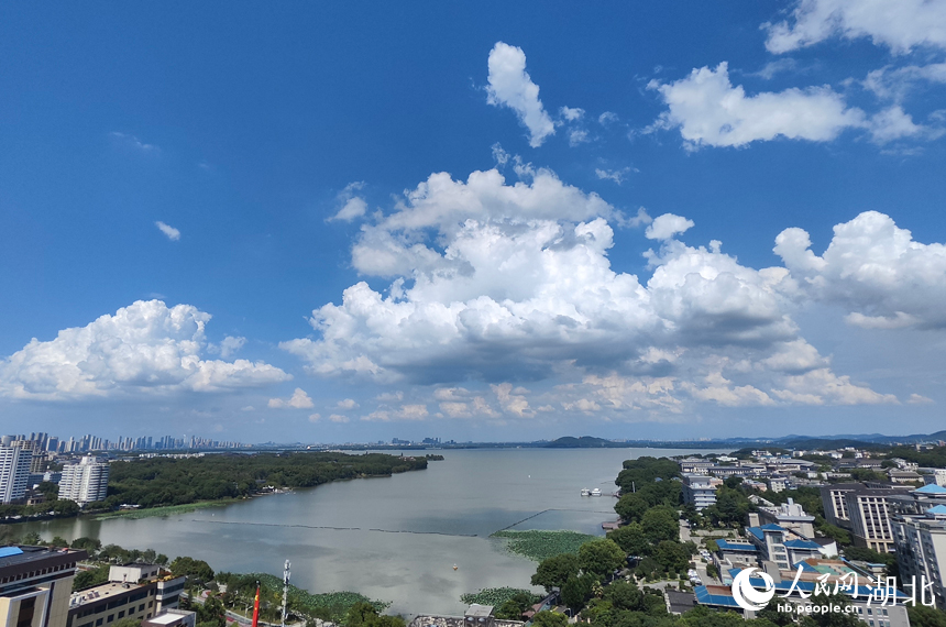 湖北武汉：蓝天白云入画来【8】