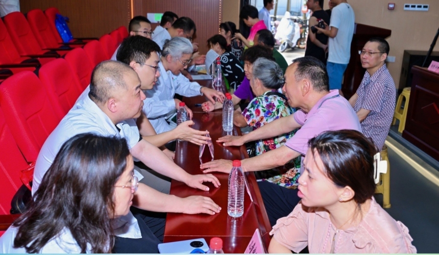 武漢“青年醫師行”走進社區 青雁送健康惠民生