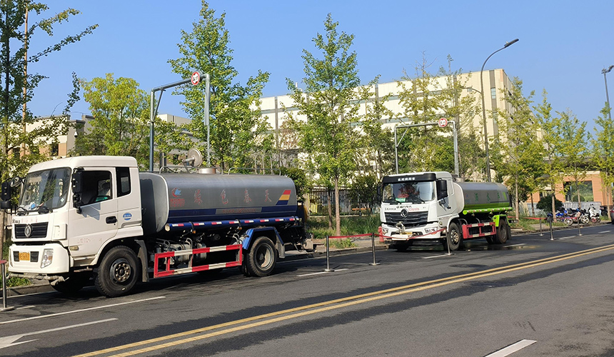 地方環衛部門洒水車輛取用中水。望娓綺攝