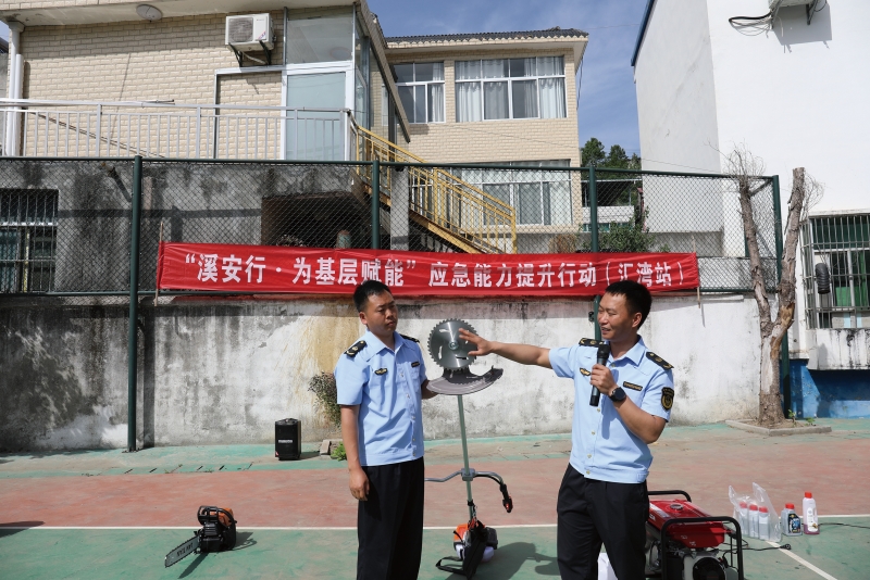 “溪安行·为基层赋能”应急培训现场，县应急管理局工作人员讲解破拆工具的使用。受访者供图