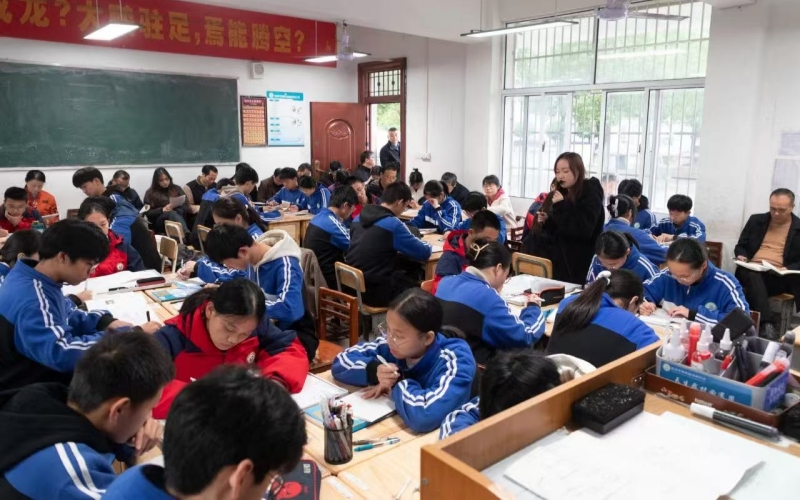四黄中学和泡桐二中开展教联体活动。