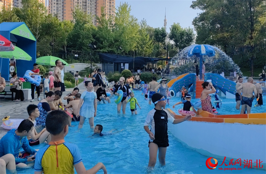 水上樂園迎避暑人潮。