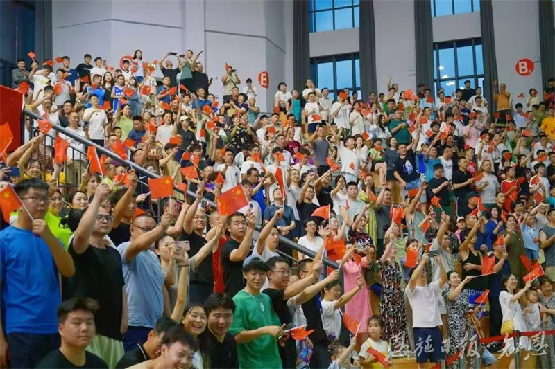“恩BA”总决赛期间，热情的现场观众。陈航摄