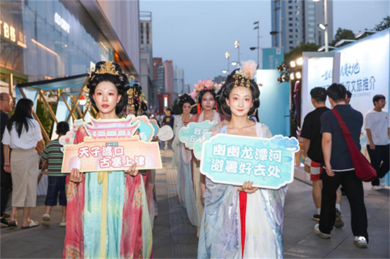 “郧西织女”向武汉市民推介郧西景点。袁春艳摄