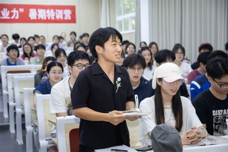 学员们积极提问。