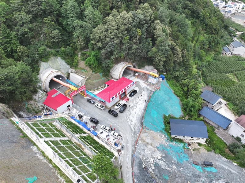 佛照山隧道入口“零開挖”。吳迪攝