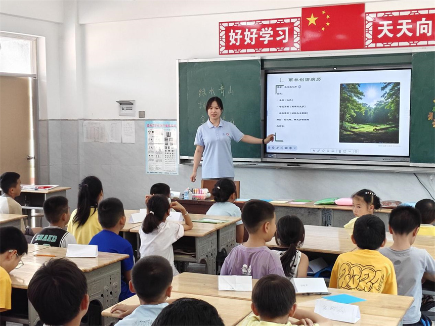 大学生义卖报款购空调 为乡村小学添清凉【2】