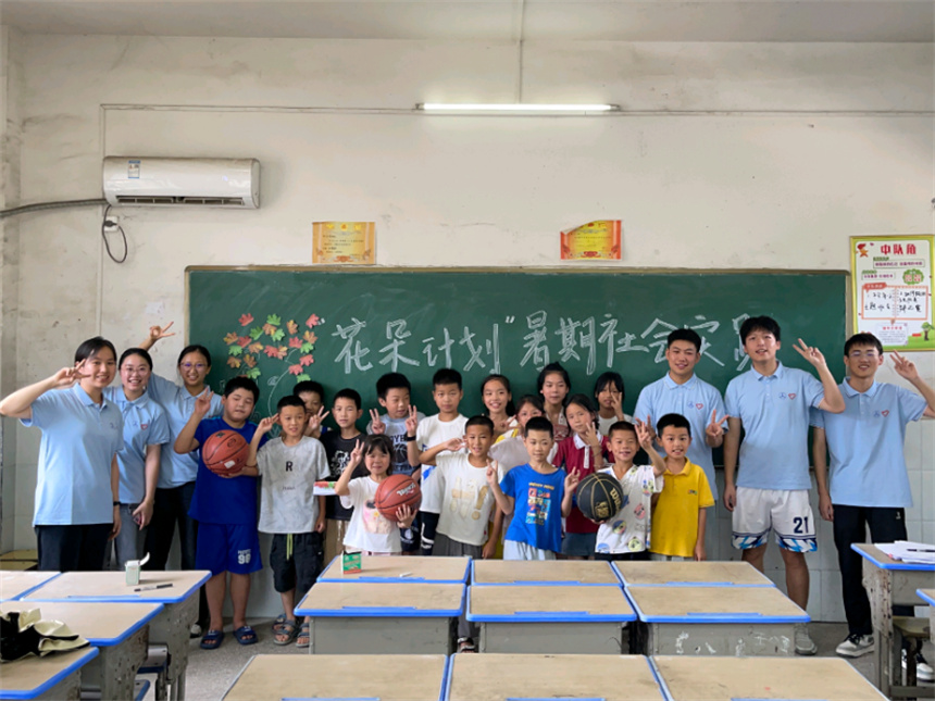 大学生义卖报款购空调 为乡村小学添清凉【3】