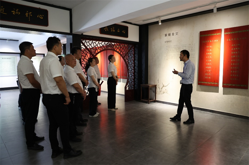 石首烟草党员干部参观三袁家规家风馆