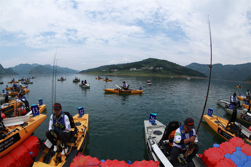 竹山圣水湖垂钓。陈晗摄