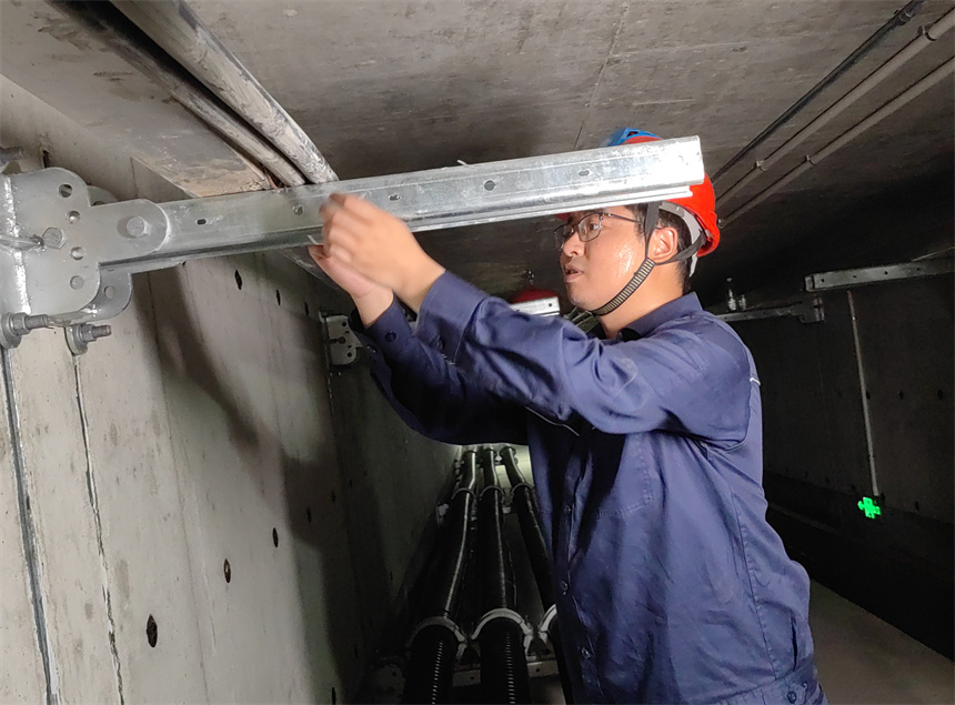 檢查電纜支架安裝質量。張慧攝