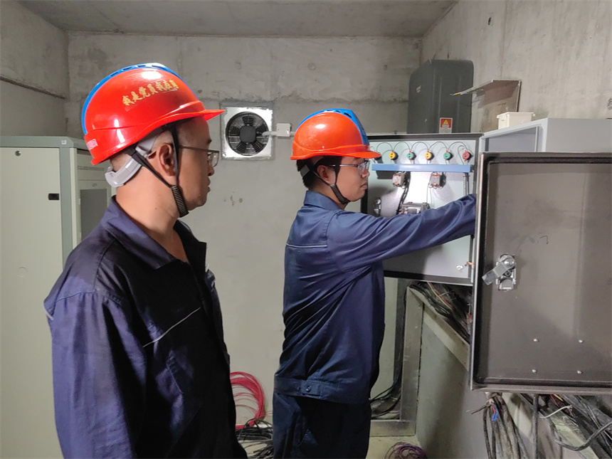 检查隧道内用电设备安全情况。陈祉薇摄