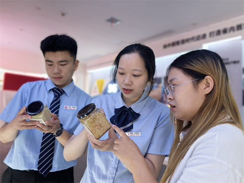 湖北銀行客戶經理走訪孝感某食品企業。