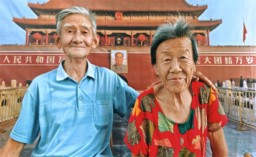 团队为老兵爷爷和老伴拍摄的照片。柳宇豪摄