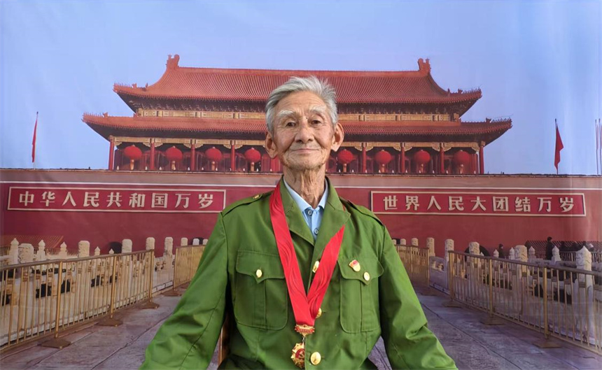团队为老兵爷爷拍摄的照片。柳宇豪摄