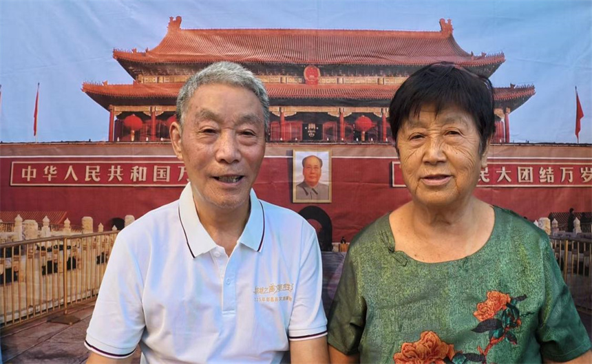 团队为老两口拍摄的合照。柳宇豪摄