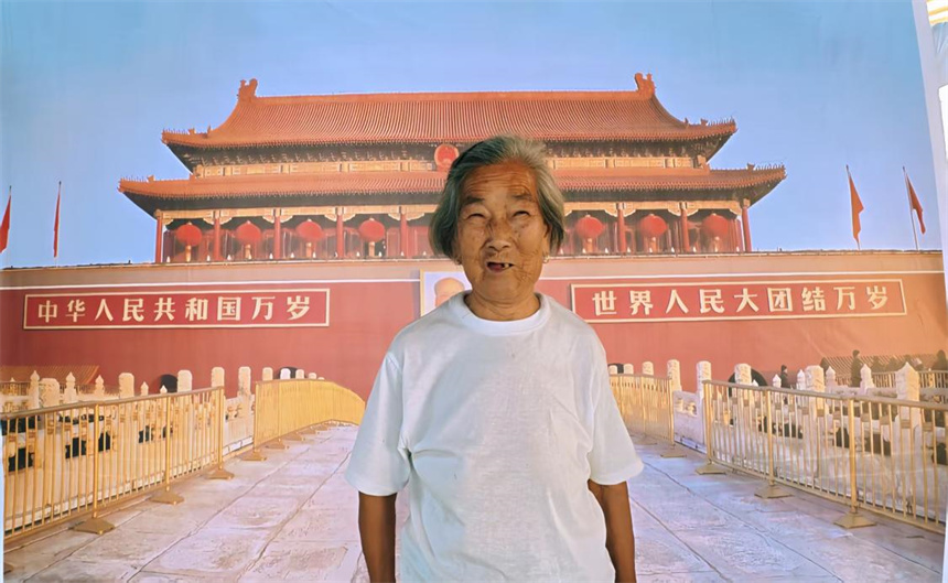 团队为银发奶奶拍摄的照片。柳宇豪摄