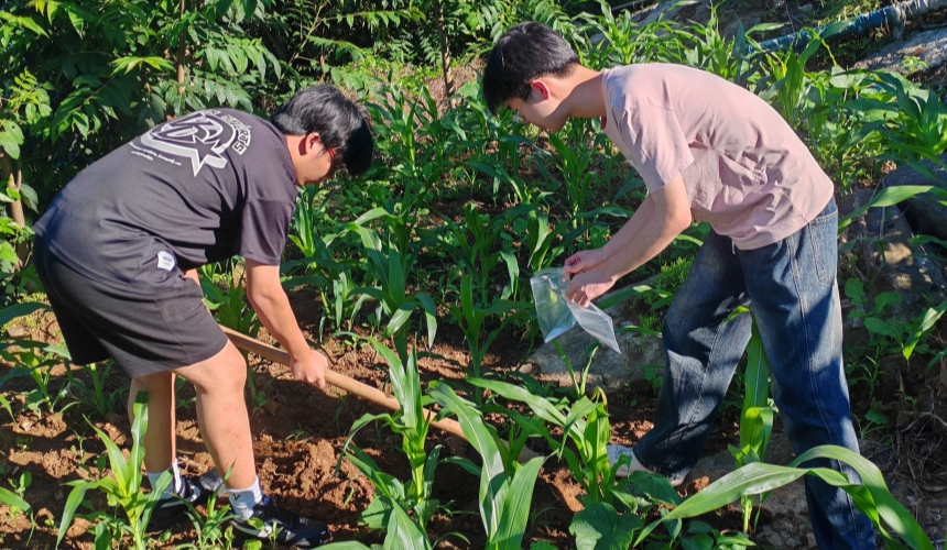 学生采集土壤检测样本。柳富强摄