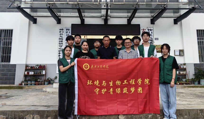 守护“青绿”筑梦团与穿心店村村委干部合照。柳富强摄