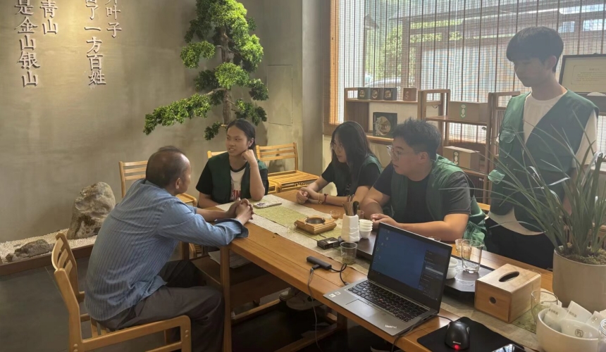 学生访谈茶厂厂长。柳富强摄