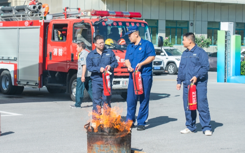 荆门市掇刀区消防救援大队为国网荆门检修分公司职工讲解示范灭火器的使用方法。魏欢欢摄